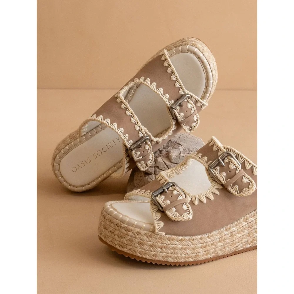 NWOT Oasis Society Platform Sandals
